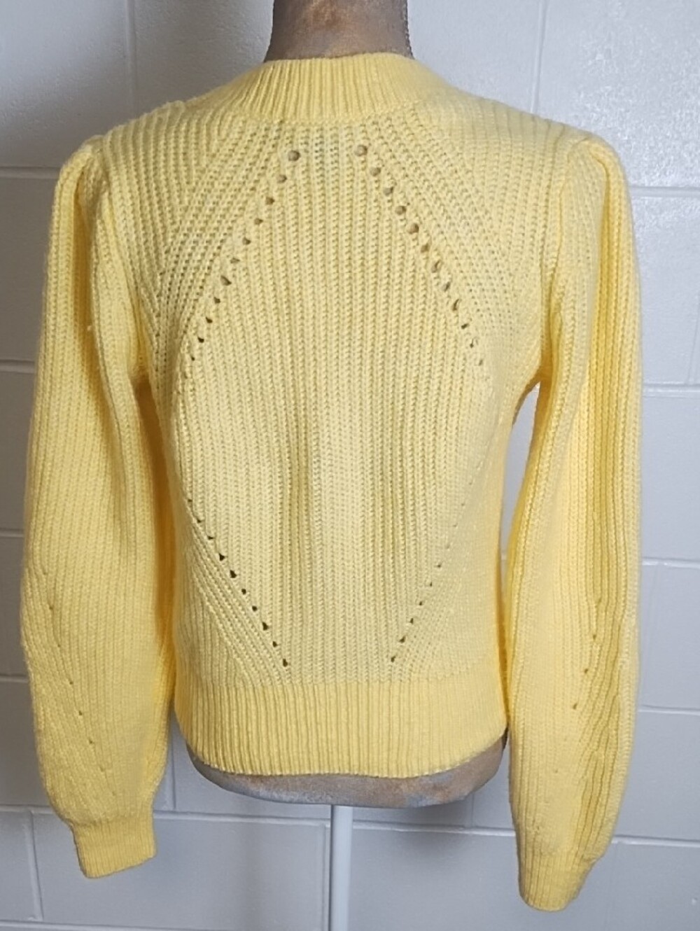 🐝Soft Yellow V‑Neck Honry Bee Button Cardigan Sweater Size Medium🐝 - Picture 2 of 10